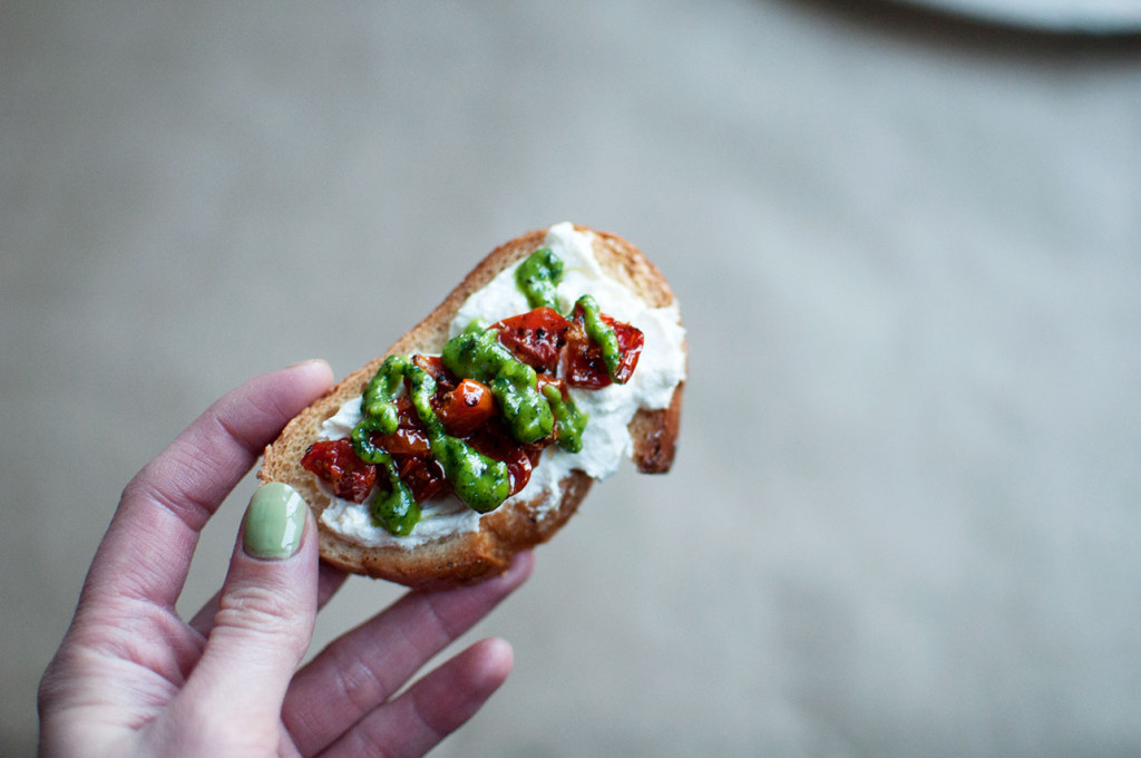 Roasted-Tomato-Crostini-8