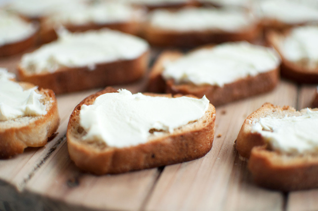 Roasted-Blueberry-Peach-Crostini-13