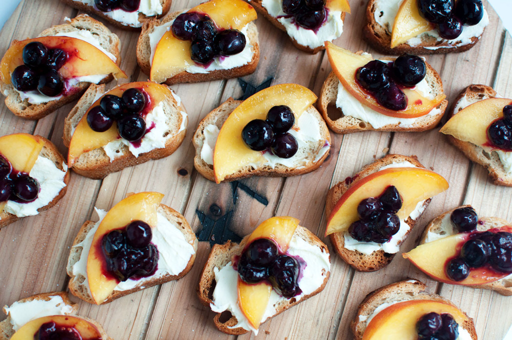 Roasted-Blueberry-Peach-Crostini-6