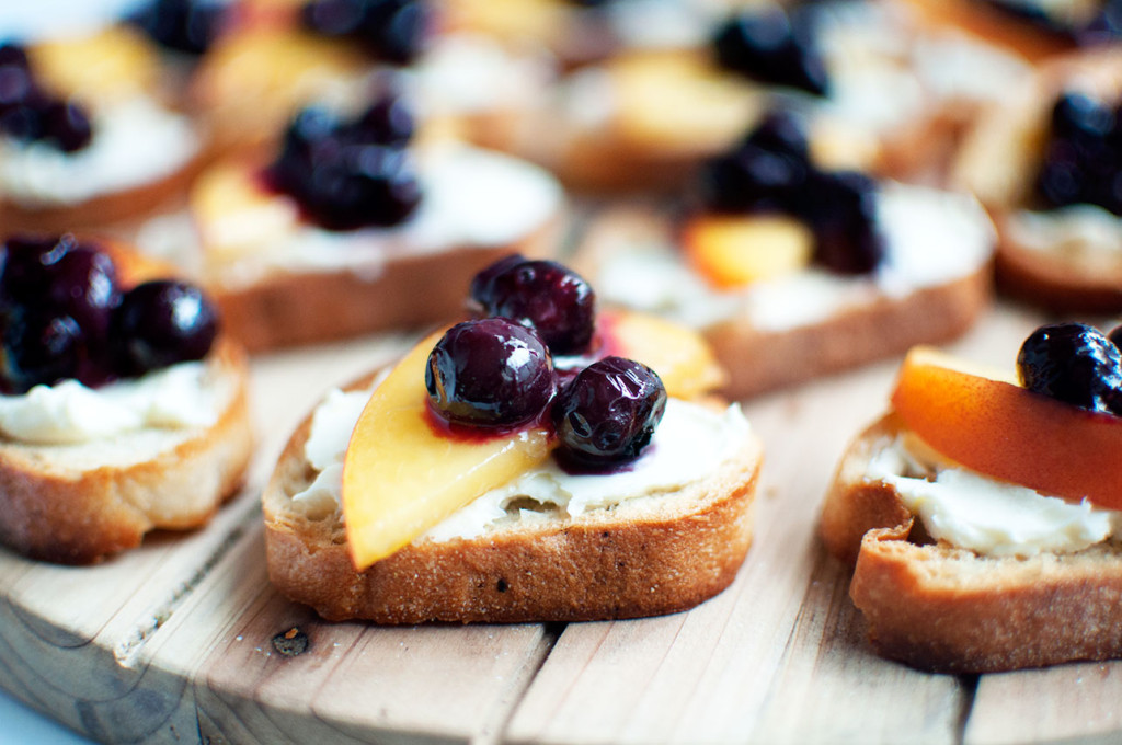 Roasted-Blueberry-Peach-Crostini-7