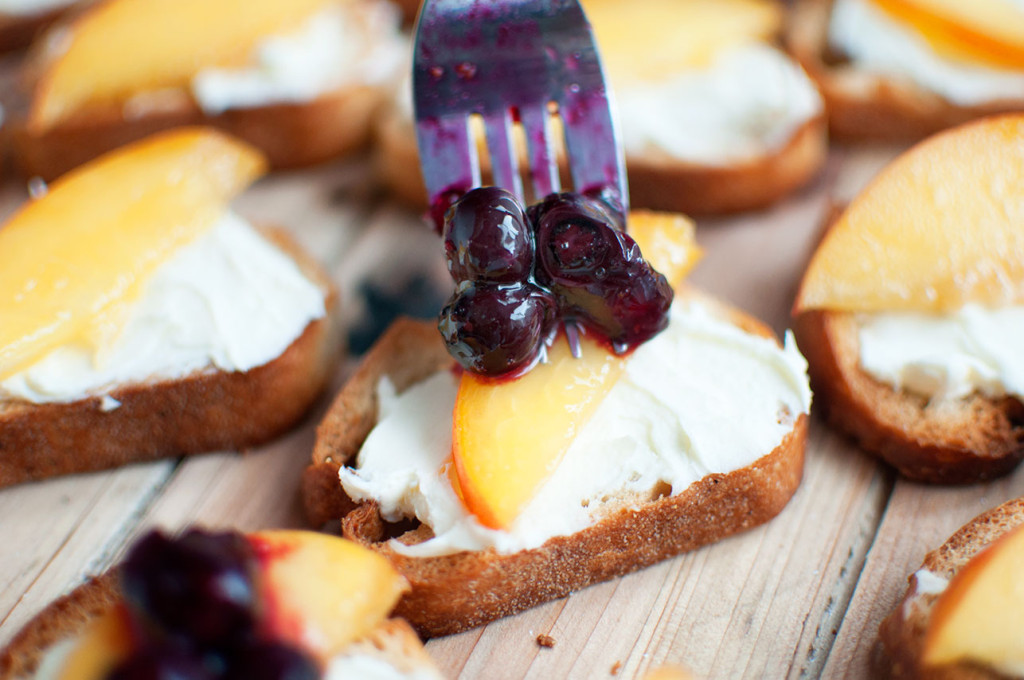 Roasted-Blueberry-Peach-Crostini-9