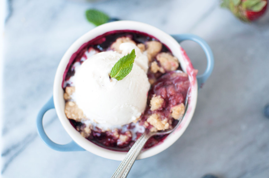 Le-Creuset-Berry-Crumble