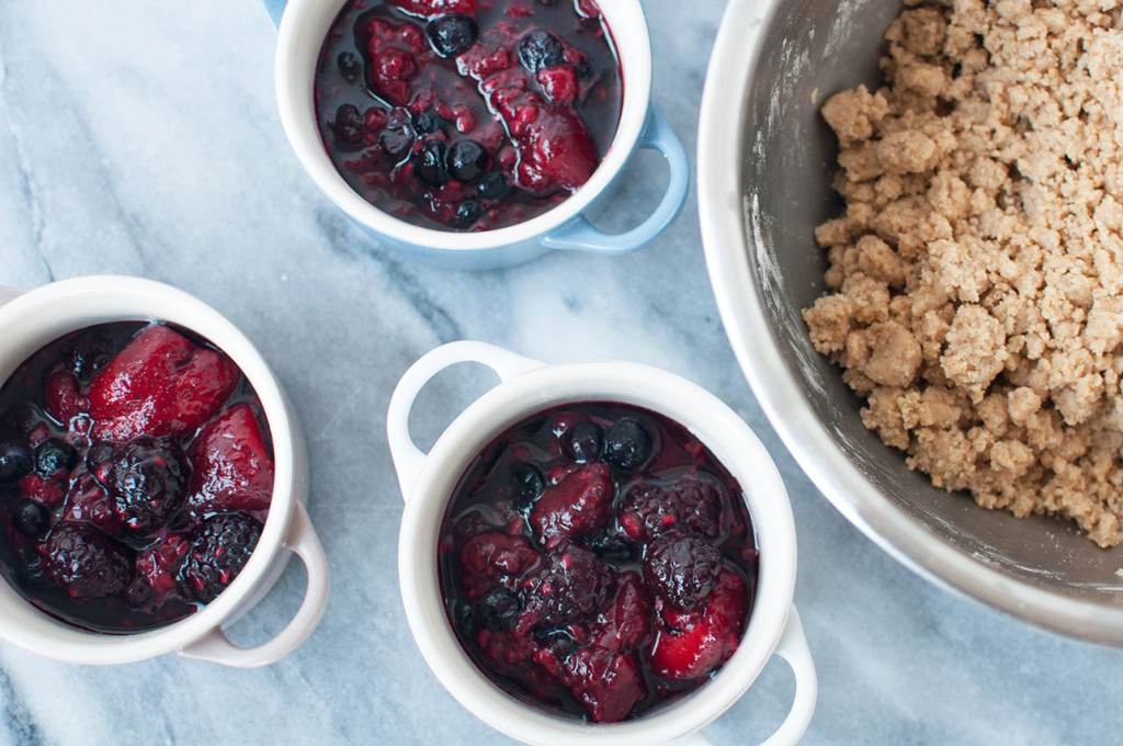 Le-Creuset-Berry-Crumble-20