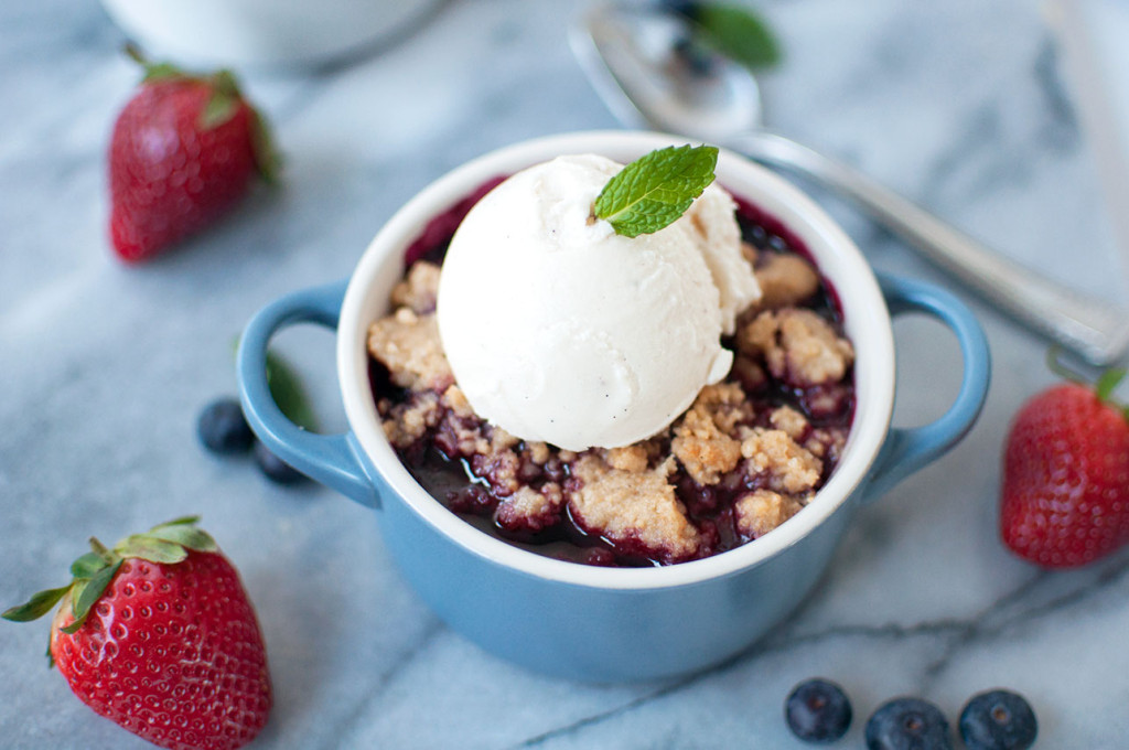 Le-Creuset-Berry-Crumble-5