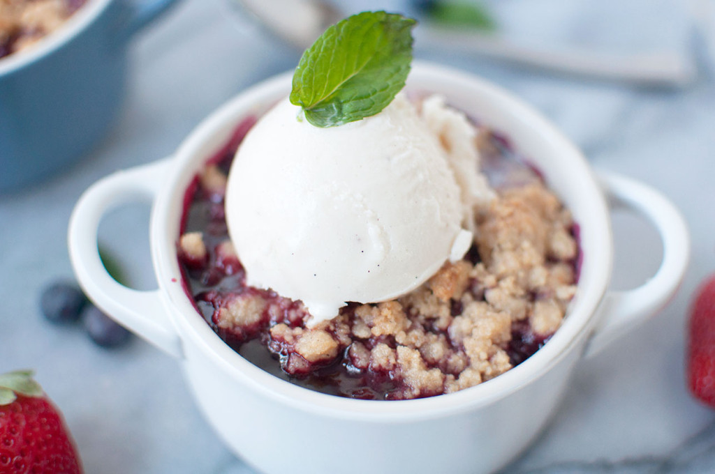 Le-Creuset-Berry-Crumble-7