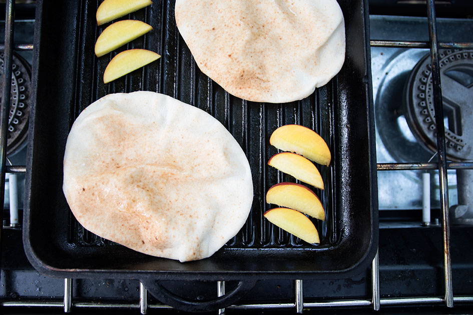 Grilled-Flatbread-with-Blue-Cheese-and-Peaches-17